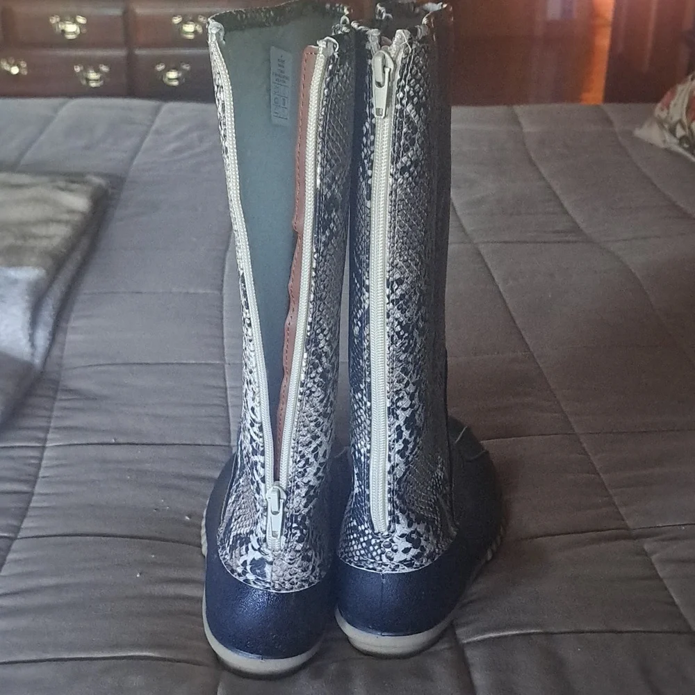 Women's Faux Snakeskin Waterproof Boots - Picture 5 of 7